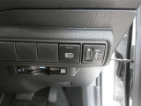 オートマチックハイビーム装備です。先行車や対向車のライトを認識し、ハイビームとロービームを自動で切り替える機能です。夜道の視界を確保します。詳細は販売店スタッフまでおたずねください。