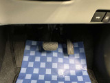 【ペダル類】操作性を考慮したペダル配置となっております。