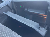 開く瞬間の滑らかな動きと、指先に伝わる確かな剛性感。柔らかな照明に照らされた空間は、外観の美しさと遜色のない上質な素材で設えられ、大切な小物を優しく包み込みます。