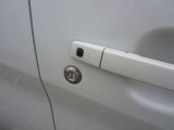 ドアのロック/アンロックに連動して、ドアミラーが自動で開閉。駐車時のドアミラー格納忘れ、発進時のドアミラー出し忘れを解消します。