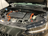 コンパクトなエンジンルームで、室内空間を確保しています。ホンダのMM思想(マンマキシマム・メカミニマム)は今でも受け継がれています。