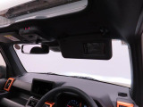前席のシートベルト未装着時に天井の表示ランプが点灯します。運転席から助手席の装着状態を確認しやすく、夜間でも視界に入りやすいための安全装備です。