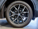 【BMWアロイホイル】軽量かつ強度に拘ったアロイホイル。走行性能ポテンシャルを引き出す設計。車の足元を引き締めてくれる大きなポイントはアロイホイルです。