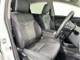 シックな色使いの運転席周りですね。すっきりとしたデザインで上品な色使いです。居心地の良い運転席、長く座ってられるリラックスできるデザインがいいですね。