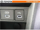 ポータブルオーディオなどの機器を接続して、車両のスピーカーで聞くことができます。