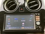 使いやすいインターフェースで、目的地設定や音楽再生がスムーズに行えます。運転中でも直感的に操作できます。
