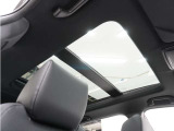 ◆サンルーフ装備車◆開放感あふれるガラスサンルーフを装備。快適なドライブをお楽しみいただけます。