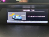 ウインカーを出さずに車線を逸脱しようとすると、ブザーとディスプレイで注意喚起し、ステアリング制御が作動しドライバーに車線逸脱防止を促してくれます。