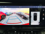 リバースポジションにシフトすると自動的にカメラが作動、ディスプレイに後方の視界が映し出される、安心のバックカメラを装備。