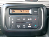 オートエアコンは温度を設定すれば自動で快適な状態をキープしてくれるので、運転中の温度操作が減り、安全面でも安心です。
