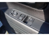 【運転席内ドア 】ミラー操作やウィンドウ開閉スイッチはドライバー目線で配置され、快適な操作性を実現!