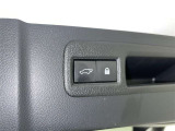 電動式バックドアです。 荷物を持ったままでもボタン一つで自動的に開け閉めできるので便利ですよ。 挟み込み防止機能も付いていますのでお子様の手や荷物を挟み込むのを防いでくれますよ。