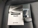 トヨタの中古車はメンテナンスノートを完備しています。取扱説明書はWEBサイトでご確認いただくようになっており、車両には搭載されていません。