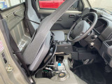 運転席の背もたれを倒すとポケットもありますので、何かと便利です。