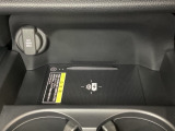センターコンソールにはワイヤレス充電器を装備してます。Qi(チー)規格対応のスマートフォンなどを置くだけでワイヤレスで充電可能です。またスマートフォンの充電可能なUSB端子なども別途装備しています。