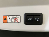 パワーバックドアは荷物の出し入れがしやすい優れもの!スイッチひとつで重たいバックドアが締まります!日用品の大量買い出しにも大活躍!