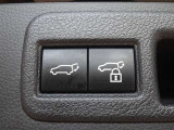 パワーバックドアを装備しています。バックドアを運転席からも開閉できます、便利ですよ。