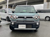 丸目ヘッドライトが印象的なフロントデザイン!力強いバンパーまわりと「HUSTLER」ロゴがSUVらしさを演出しています。個性的で親しみやすく、街中でもひと目でハスラーと分かる存在感のあるデザインです