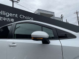 対向車から見やすいウィンカー付きドアミラー。