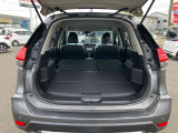 セカンドシートを折りたたむと長い荷物も収納できます。