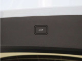 テールゲートには、スイッチ一つで開閉可能な電動開閉機能を採用。ディスプレイから、またはテールゲートにあるボタンを使用して開閉します。