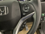 ステアリング右手側にクルーズコントロールスイッチ。アクセルペダルを踏まずに一定速走行が出来るので、高速道路での走行がグッと快適になります。