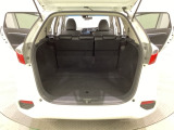 ラゲッジも広く使いやすいトランクは、開口部も広く荷物の積み下ろしもしやすいお車となっております。リアシートの背もたれは6:4の割合で分割して可倒できるので、長いお荷物などを載せることもできます。