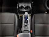 電動パーキングブレーキ(シフトレバー操作に連動)ブレーキホールド(停車時にブレーキを踏むとそのまま保持)