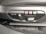 電動シートはメモリー機能を備えており、シートおよびドア・ミラーの位置を記憶することができます。