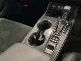 運転席からも助手席からも自由に使えるドリンクホルダー付。【アクセサリーソケット(電源ソケット)】電源からケーブルをつなげば、スマートフォンなどの電子機器の充電などを行うことができます!