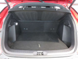 トランクにはトノカバーを装備しており、積載物のプライバシーにも配慮。荷室の使い勝手を高めながら、安心感にもつながる装備です。