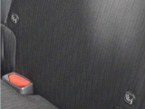 ◆ISOFIX◆シートベルトいらずでチャイルドシートと固定金具を連結するだけでガッチリ固定できます。