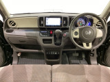 車内は光触媒抗菌消臭施工済です。インパネ周りはスタイリッシュなデザインで機能や装備も充実しています。グローブボックスやカップホルダーのほかにトレーなどたくさんの収納スペースが付いています。