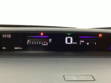 デジタル表示のスピードメーターとタコメーターを大きく配した見やすいメーター部になっています。左側のインフォメーション画面でオドメーターや燃費などの情報を確認できます。