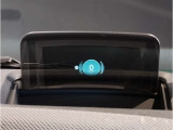 【ヘッドアップディスプレイ】現在の車速表示や目的地へのルート案内やメディア関連のリストを表示する事が可能です。視線移動を減らす事によりドライブに集中して頂けます。