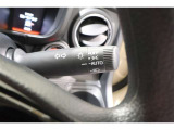 スイッチをオートに設定しておけば、車外の明るさに応じて自動的にヘッドランプを点灯・消灯します。夕暮れ時やトンネルの続く山道などを走行する時に便利なコンライトを装備しています。
