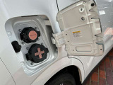 日産サクラの給電(充電)口は車両の右後方にあります。カバーを開けると「普通充電用」と、V2Hなどの外部給電にも使える「急速充電用」の2つの差込口が並んでおり、目的に合わせて使い分けます。