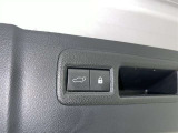 電動式バックドアです。 荷物を持ったままでもボタン一つで自動的に開け閉めできるので便利ですよ。 挟み込み防止機能も付いていますのでお子様の手や荷物を挟み込むのを防いでくれますよ。