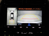 パノラミックビューモニターを装備。駐車場や交差点でクルマを真上から見るように周囲を確認できます。機能の詳細は販売店スタッフまでおたずねください。