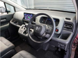 ◆視界広々で非常に運転しやすくロングドライブでも疲れを感じさせないすっきりとまとまったインパネ周りです。