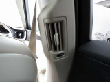 後席のエアコン吹き出し口になります。後部座席もエアコンの風が来ることによって車内も快適にお過ごしいただけます。