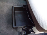 助手席シートアンダーボックス付きです。