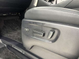 電動パワーシートです。 高級車によく付いてますね。 ポジションを細かく調整、出来るので長時間の運転もリラックスして出来ちゃいますね。