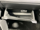 【グローブボックス】容器がせり出してくるバケットタイプ!一目で中身を把握でき、取り出しやすさにも優れます!