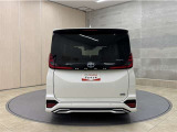 リヤ、後ろから見るとまた車の印象が変わってきますね☆☆