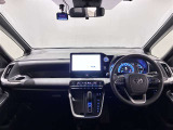 各操作系を使いやすく設計デザインされたインストルメントパネル。シフトレバーはインパネシフトで前席の足元も広々♪