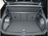トランクルームは、リヤシートを倒すと、長い荷物もしっかり収納する使い勝手の良いトランクルームです。床板上段使用。