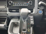 便利で欠かせないドリンクホルダーがシフト横にも装備しています!