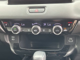 一年じゅう快適なドライブをお楽しみいただけるオートエアコンを装備。フロントコンソールアッパートレイとUSB端子。スマートフォンなどの充電やオーディオとの接続に便利です