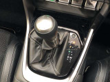 操作しやすいATシフトです。シフトチェンジを気にしなくてよいので運転だけに集中できますね。自然と手に届くところにある、手になじむ形状のシフトノブがいいですね。